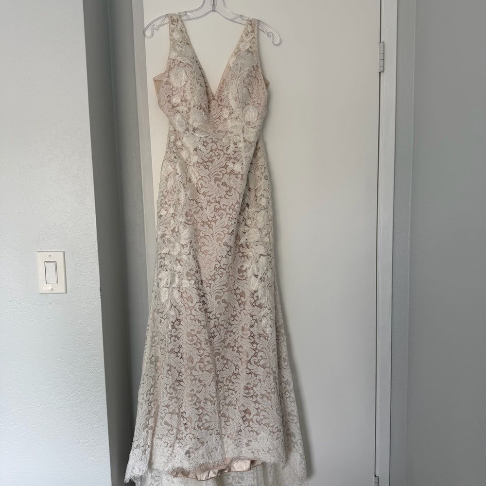 Willowby by Watters Bluma Ivory Lace Plunge Fit and Flare Bridal Gown with Train